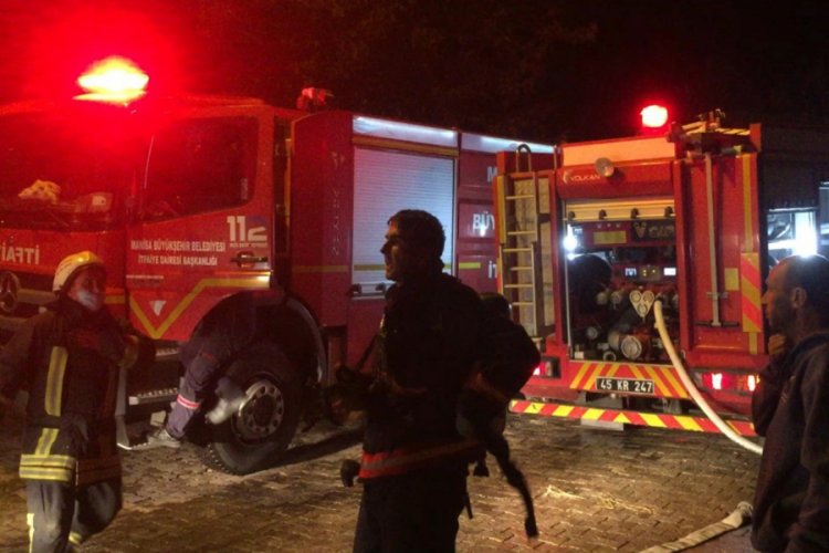 Mum evi tutuşturdu, yangını söndürmeye çalışırken yaralandı