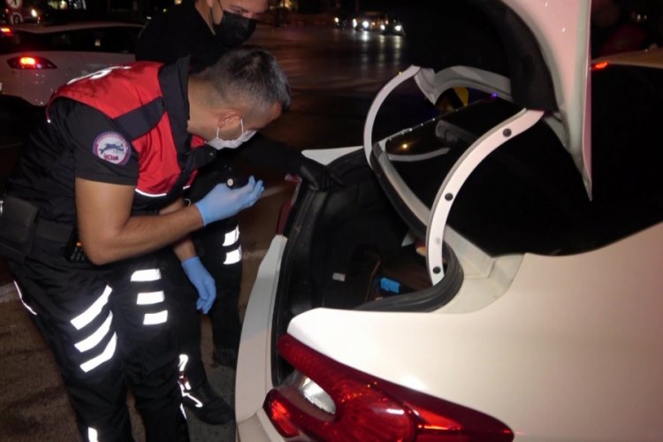 Şüpheli araçtan sahte döviz ve uyuşturucu madde çıktı