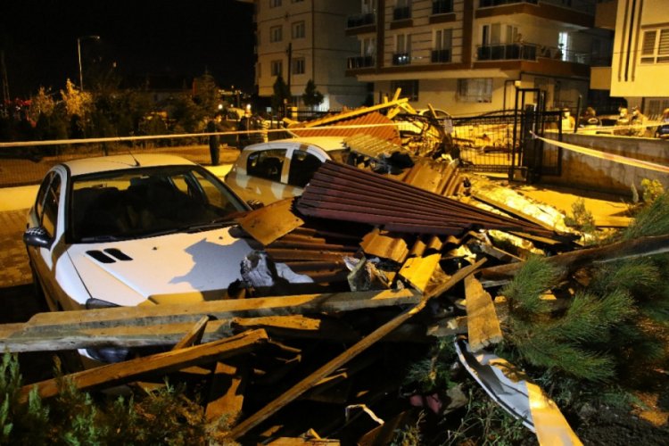 Ankara'da şiddetli fırtına binaların çatısını uçurdu