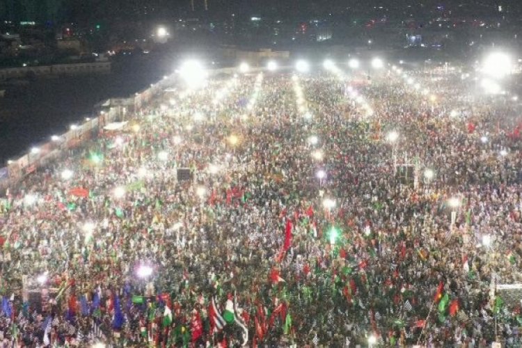 Pakistan'da hükümet karşıtı protestolar sürüyor