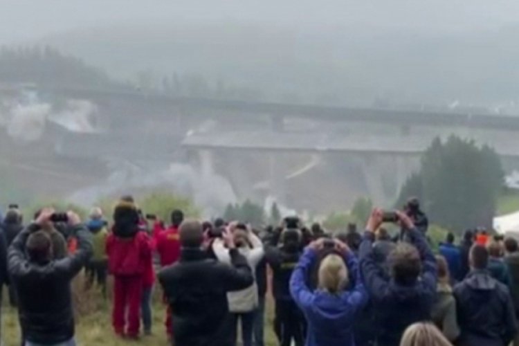 Almanya'da 53 yıllık viyadük yıkıldı