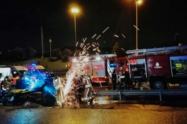 Bariyerlere ok gibi saplandı: İki kişinin ayakları koptu