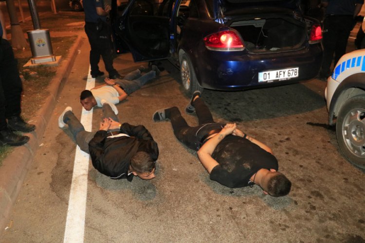 10 kilometre kaçtıktan sonra yakalanan otomobilde ruhsatız pompalı tüfek çıktı