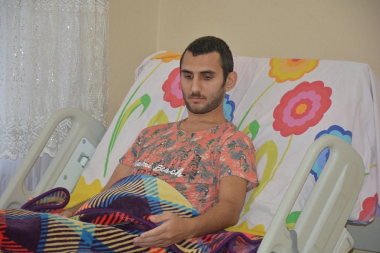 Silahlı saldırı sonrası felç olan Emrah, yardım bekliyor
