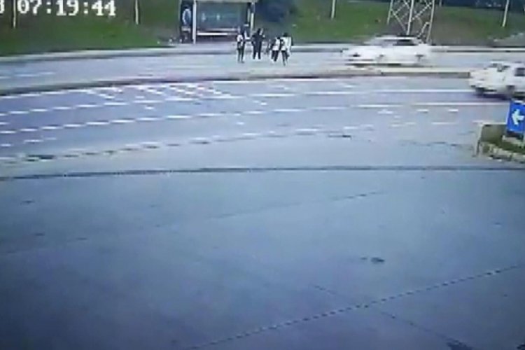 Otomobilin genç kızlara çarptığı anlar kamerada