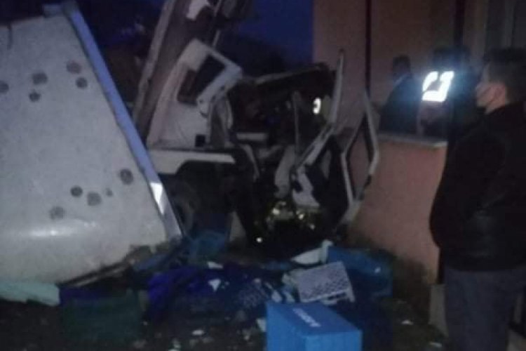 Evin duvarına çarpan kamyonun sürücüsü öldü