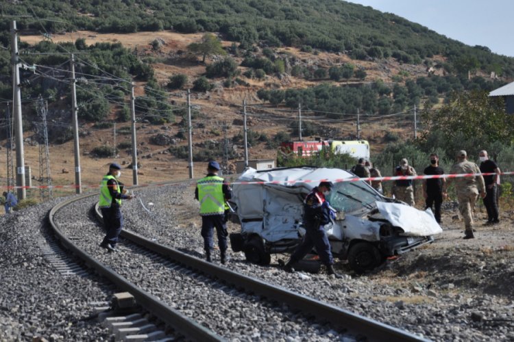 Hemzemin geçitte tren hafif ticari araca çarptı: 2 ölü, 1 yaralı