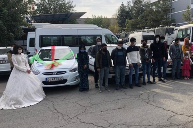 Düğün konvoyundan 16 kaçak çıktı