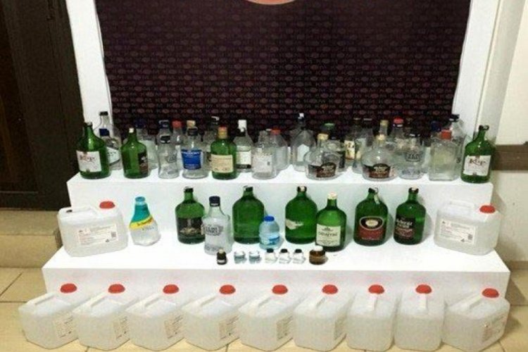 Evde 13 litre sahte içki ile yakalandı
