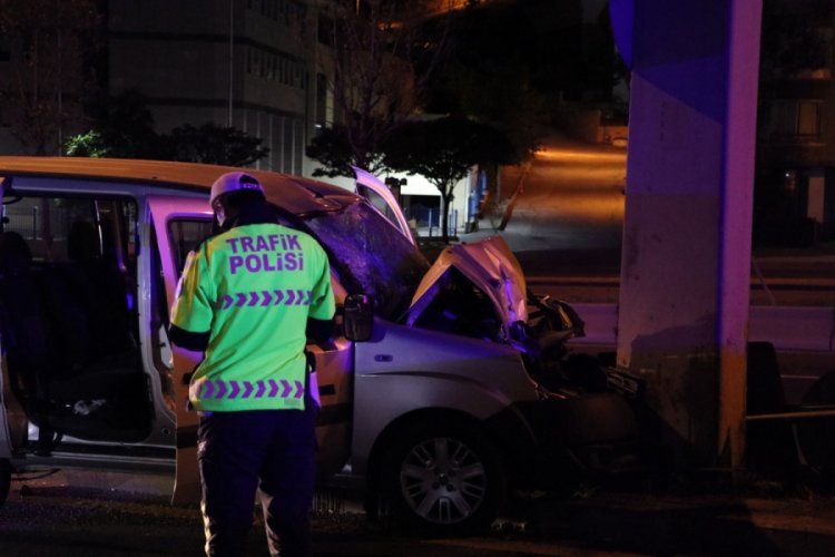 Hafif ticari araç yön levhası direğine çarptı: 1'i ağır, 4 yaralı
