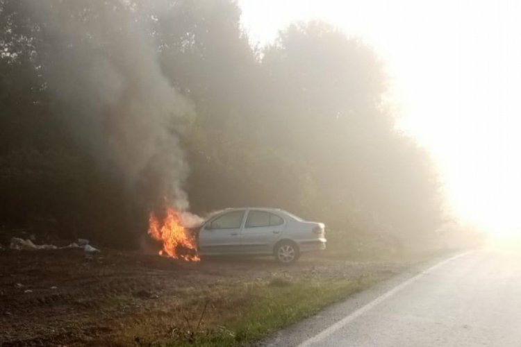 Mantar toplamaya gittiği otomobili, park halindeyken yandı