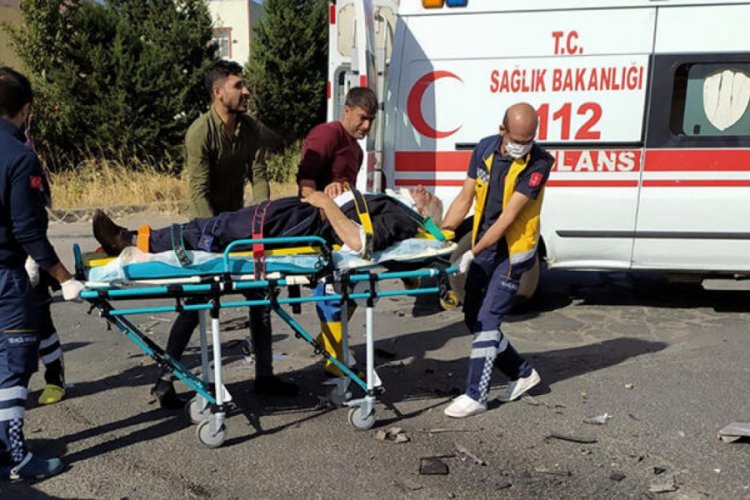 Otomobiller çarpıştı: 3 yaralı