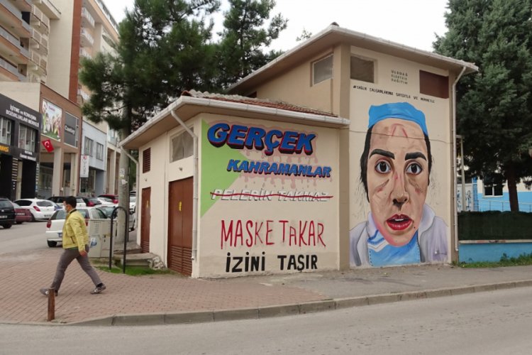 Sağlık çalışanlarının zorlu mücadelesi Bursa'da trafoya resmedildi