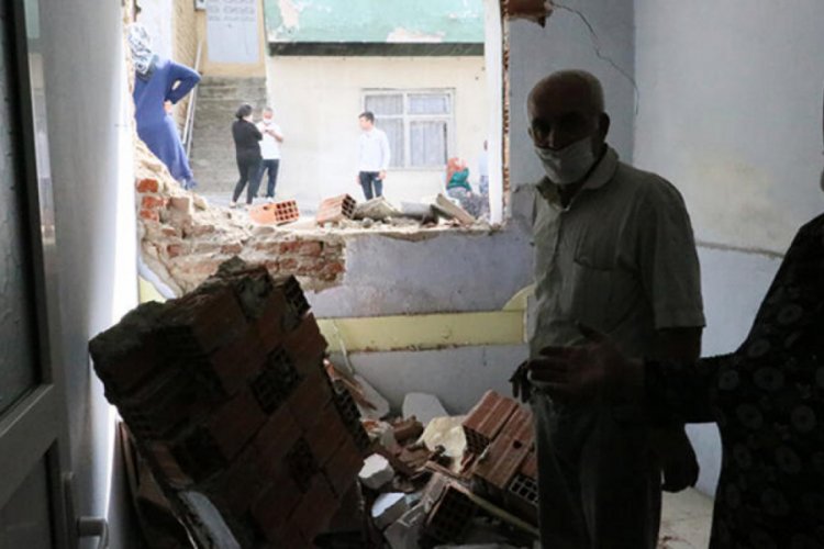 Belediye otobüsü evlere çarptı: 6 yaralı