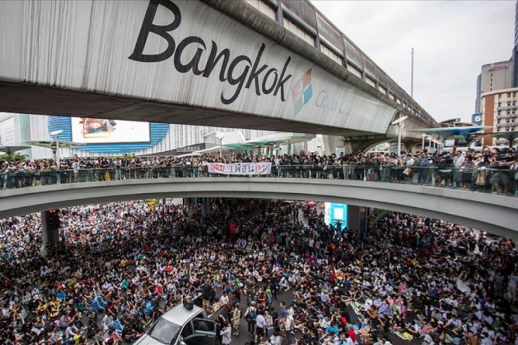 Tayland'da protestocular olağanüstü halin kaldırılması için mahkemeye başvurdu