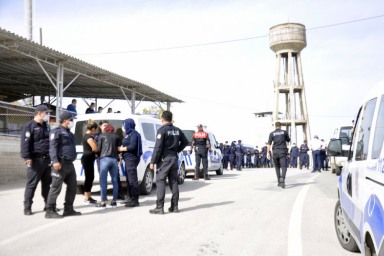Kadınların kavgasını ayırmak isteyen gardiyan silahla yaralandı