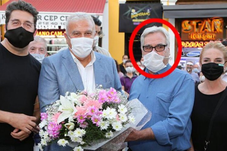 Ünlü oyuncularla fotoğraf çektiren muhtarın korona testi pozitif çıktı