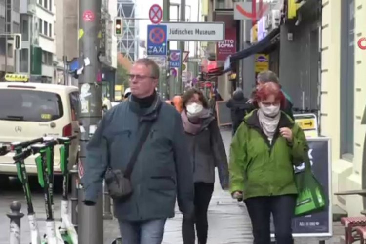 Berlin'de ilk kez sokakta maske zorunluluğu geldi