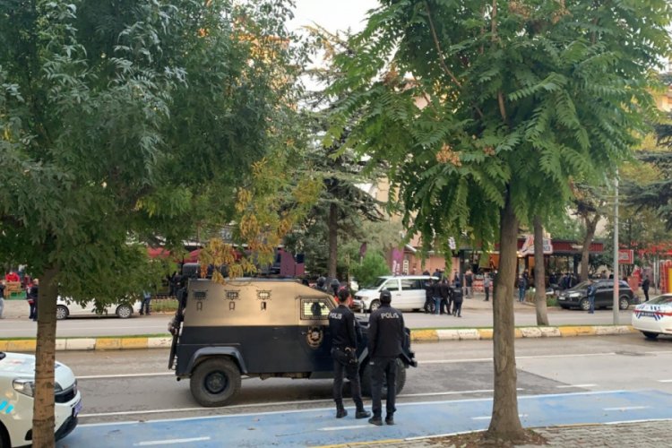 Tartıştığı eşini silahla yaraladı, küçük kızıyla kendini eve kapattı