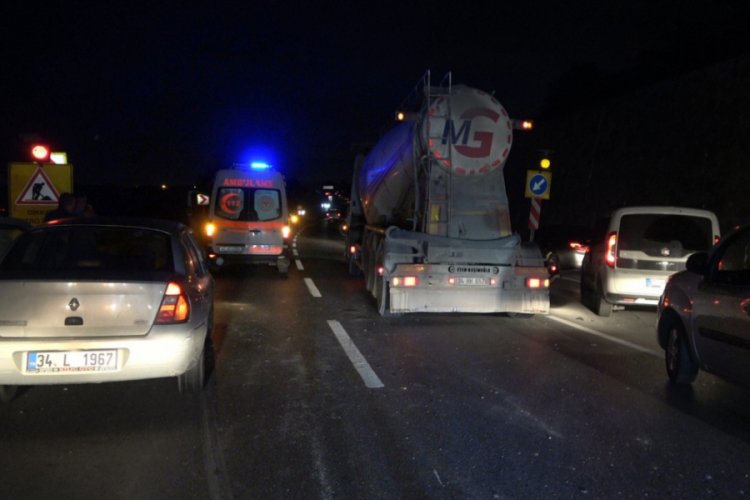 Hafriyat kamyonuyla otomobil çarpıştı