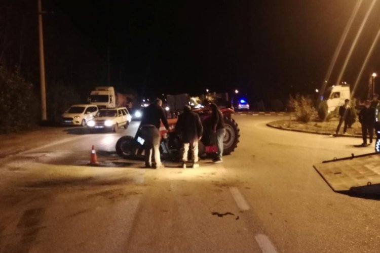 Traktör ve otomobil çarpıştı