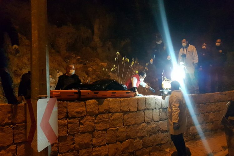 Vahşi cinayet! Başını taşla ezip tepeden attı