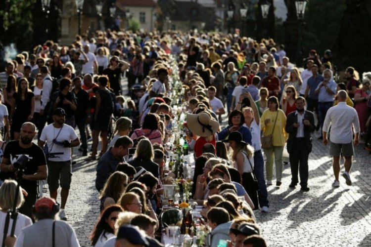 Koronaya veda partisi yapan Çekya'da yeniden karantina