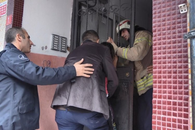 Küçük kızın bileğine demir kapı parmaklıkları saplandı