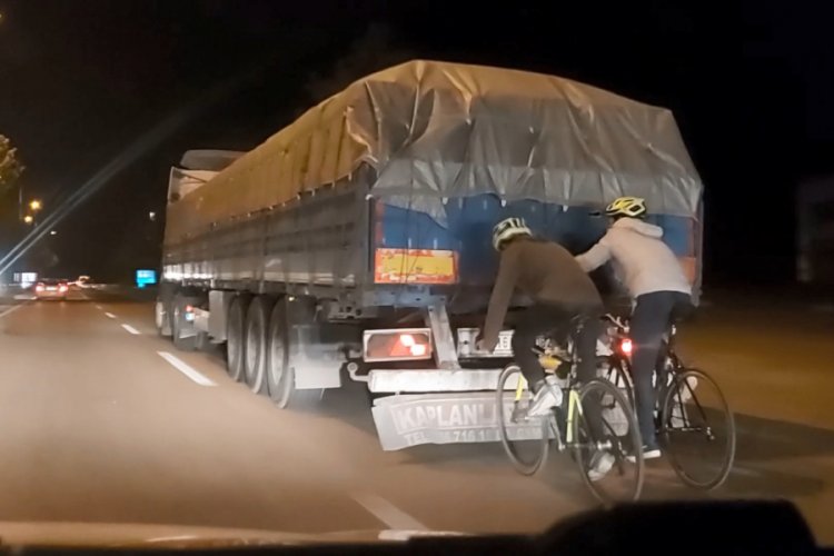 Bursa'da TIR'a tutunan bisikletlilerin tehlikeli yolculuğu kamerada