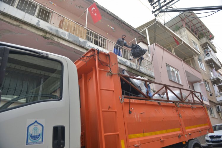 Bursa'da 3 katlı evden 3 kamyon çöp çıktı