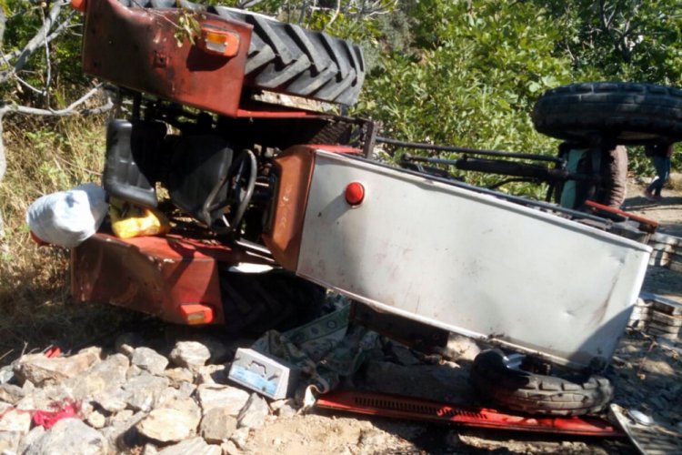 Kullandığı traktörün devrilmesiyle öldü
