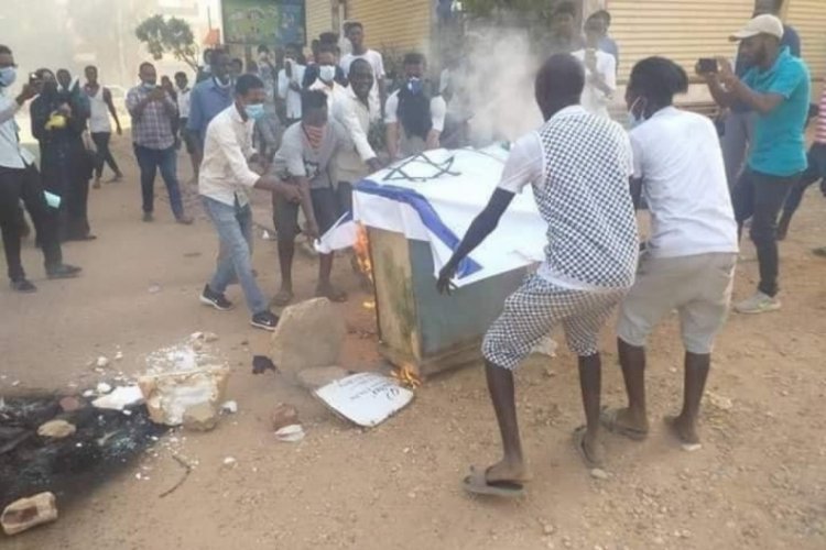 Sudan'daki gösterilerde İsrail bayrağı ateşe verildi