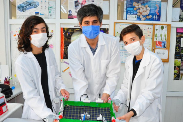 İki öğrenci 'uykuda üst açma sorunu' için geliştirdikleri projeyi TÜBİTAK'a sundu