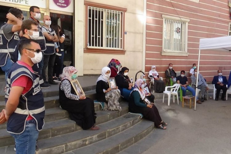 HDP önündeki evlat nöbeti direnişine bir aile daha katıldı