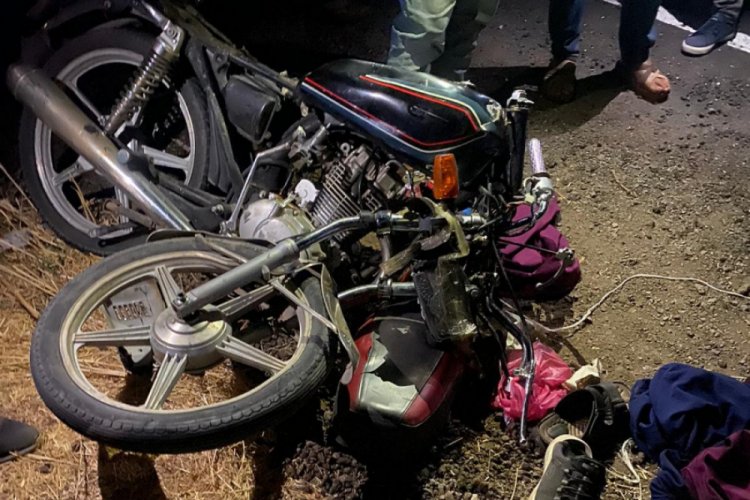 Motosiklet traktör römorkuna arkadan çarptı