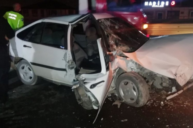 Otomobil hafif ticari araçla çarpıştı