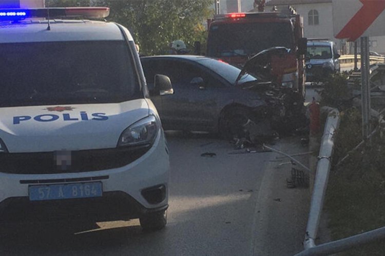 Virajı alamayan sürücü aydınlatma direğine çarptı