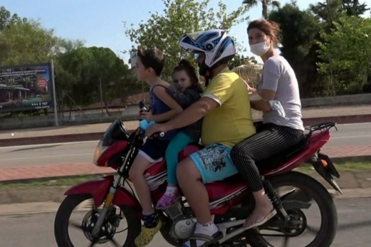 Motosiklet üzerinde 2'si çocuk 4 kişinin tehlikeli yolculuğu