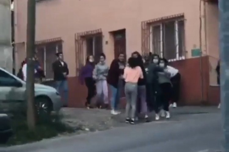 Bursa'da genç kızların tekme tokat erkek kavgası kamerada