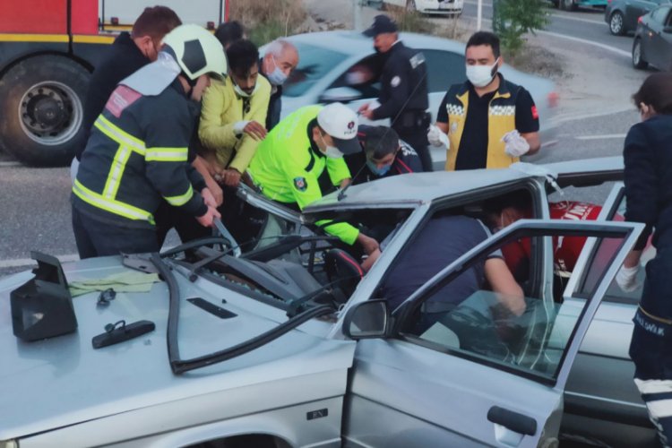 Su tankerinin çarptığı otomobilde sıkıştılar