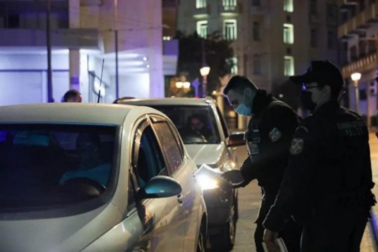Yunanistan'da sokağa çıkma yasağı başladı