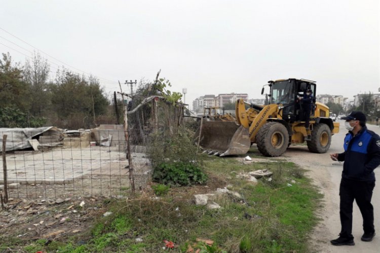 Bursa'da kaçak ahır, kümes ve barakalar yıkıldı