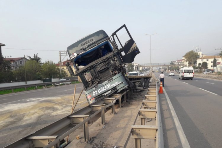 TIR, yol kenarındaki bariyerin üzerine çıktı