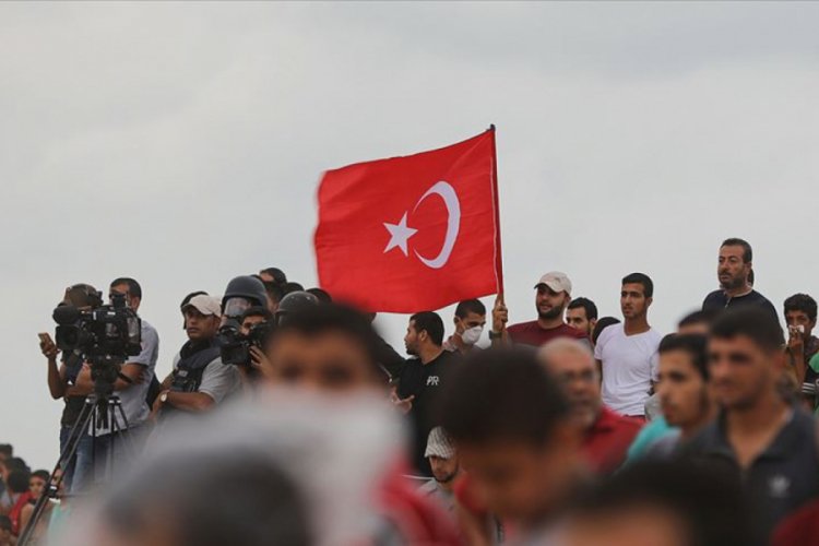 Filistinliler Fransa'ya tepki olarak Türk bayrağı taşıdı