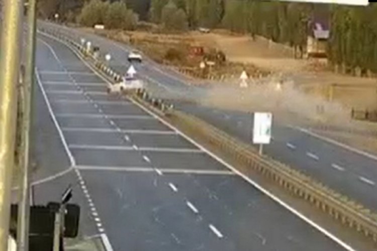 3 kişinin yaralandığı feci kaza kamerada