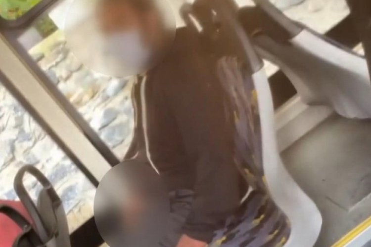 Otobüste kimseye aldırmadan mastürbasyon yaptı