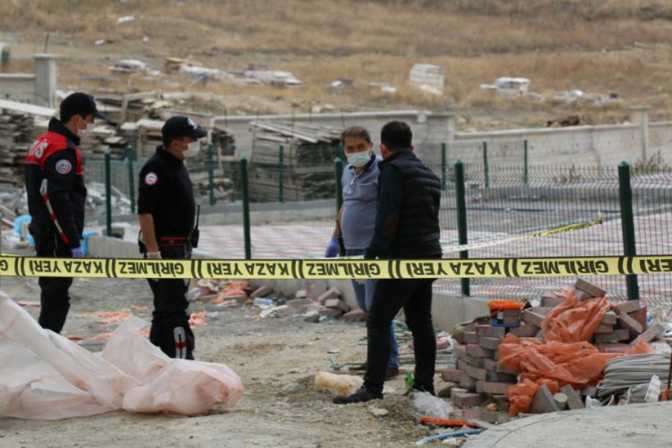 Bulduğu cisim elinde patladı, parmakları parçalandı