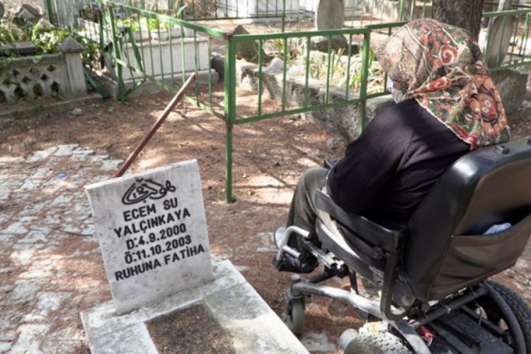 Yürüme engelli anne 17 yıl sonra kızının kabrine gidebildi