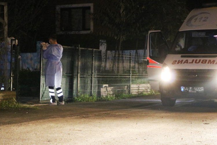 Komşularına, 'Bizde korona var, gelmeyin' diye seslendi
