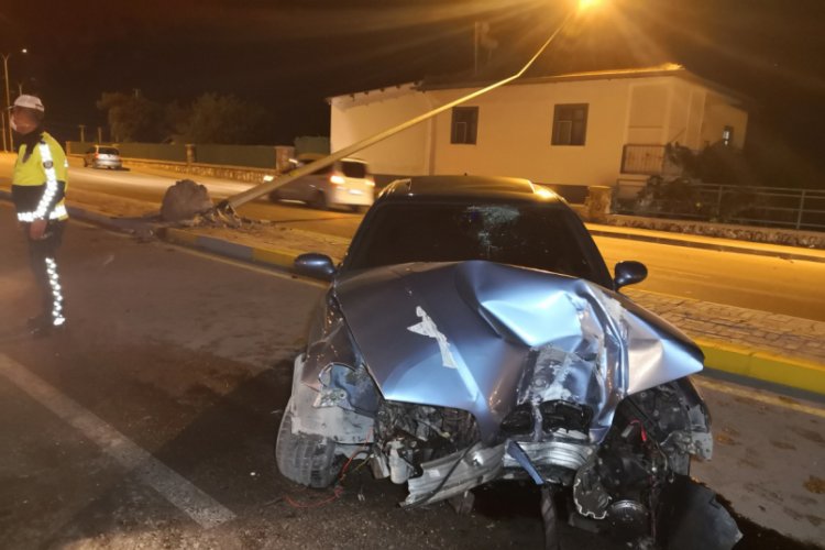 Otomobilin çarptığı aydınlatma direği evin çatısına düştü